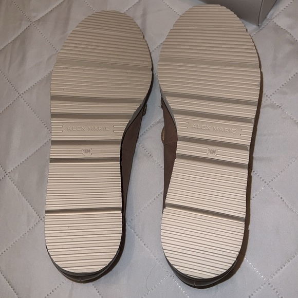 New in box taupe/brown loafers - Picture 2 of 4